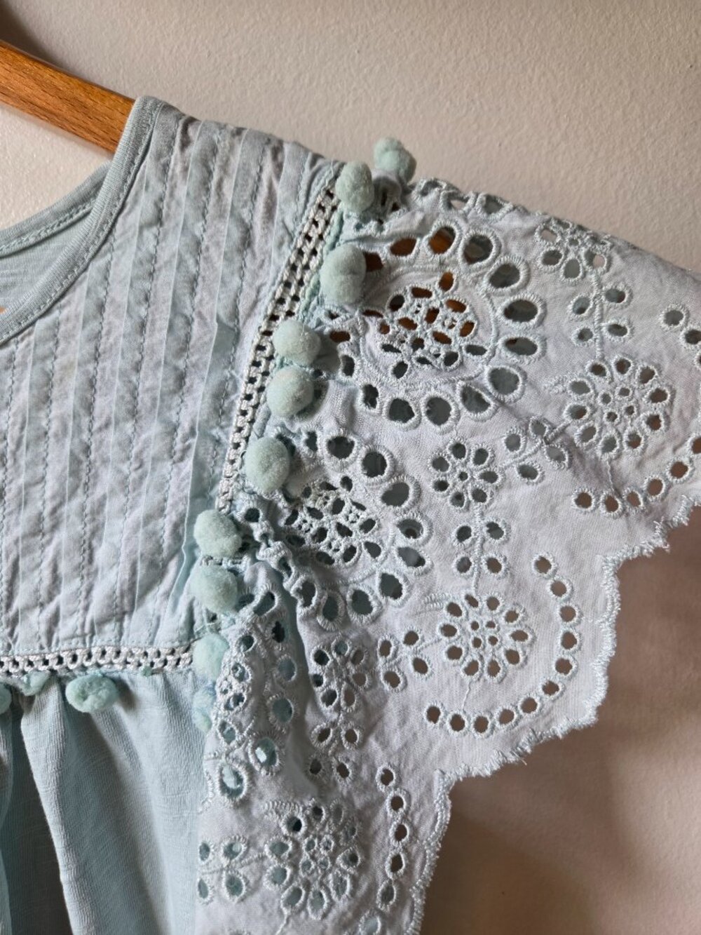 EUC J CREW COTTON BABY BLUE FLUTTER SLEEVES BRODERIE ANGLAISE TOP SIZE M - Picture 8 of 14